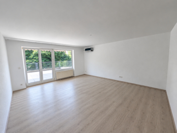 Düsseldorf-Gerresheim: 3 Zimmer-Wohnung mit großem Balkon, Aufzug, PKW-Tiefgaragenstellplatz und zwei Klimaanlagen - Wohnzimmer mit Balkonzugang.png