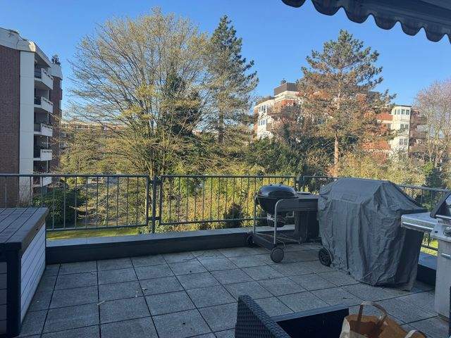Düsseldorf-Gerresheim: 3 Zimmer-Wohnung mit großem Balkon, Aufzug, PKW-Tiefgaragenstellplatz und zwei Klimaanlagen - Großer Balkon in ruhiger Lage
