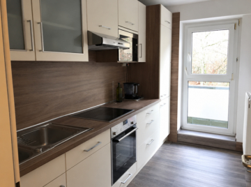Düsseldorf-Gerresheim: 3 Zimmer-Wohnung mit großem Balkon, Aufzug, PKW-Tiefgaragenstellplatz und zwei Klimaanlagen - Einbauküche mit Zugang zum vorderen Balkon.png