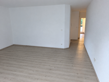 Düsseldorf-Gerresheim: 3 Zimmer-Wohnung mit großem Balkon, Aufzug, PKW-Tiefgaragenstellplatz und zwei Klimaanlagen - Wohnzimmer inkl. Klimaanlage.png