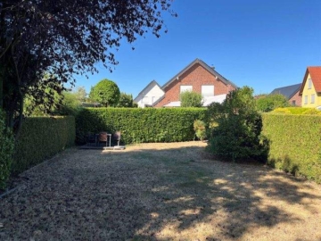 Freistehendes Einfamilienhaus mit Garten - Blick in den Garten