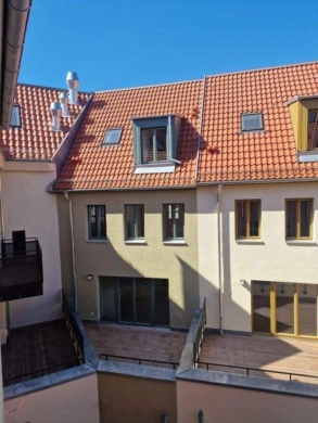 4- Zimmer Wohnung mit Terrasse auf mehreren Ebenen - Hofansicht.jpg