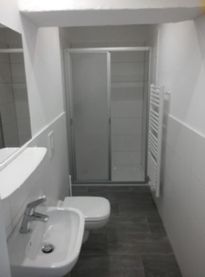 WG-Zimmer in Studentenhaus - Möblierung möglich - zentrale Lage - Bad mit Dusche