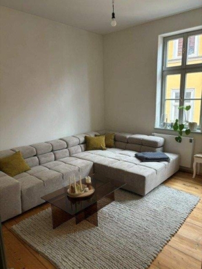 4 Raumwohnung in zentraler Lage mit Balkon - Wohnzimmer.jpg
